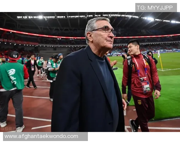 伊万与中国驻克罗地亚大使共进晚餐赠送签名国足球衣传递友谊与合作